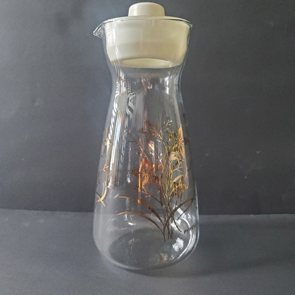 VTG PYREX Juice Pitcher Milk Carafe Glass Server Floral Leafy Gold Overlay Tall - Picture 14 of 14